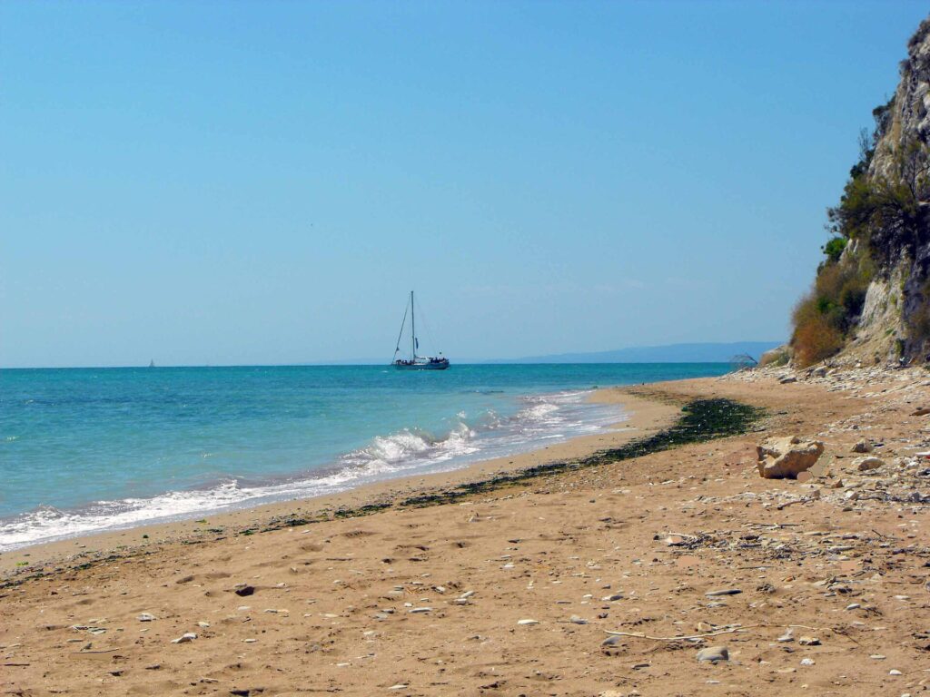 Брегът край село Божурец