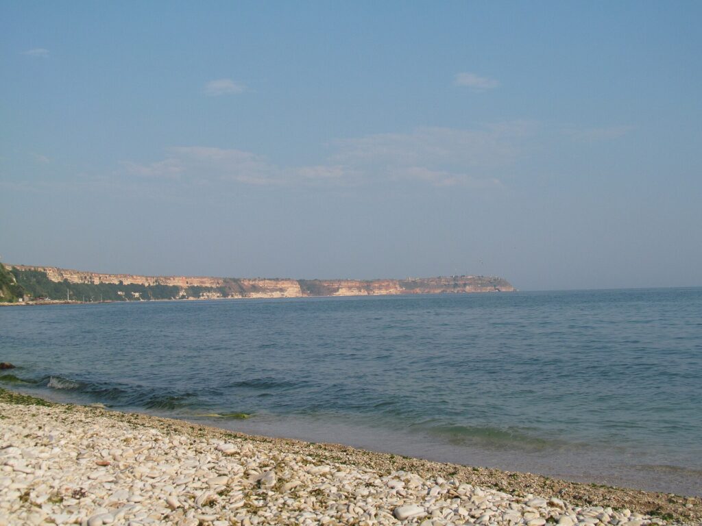 Нос Калиакра, погледнат от плажа Зеленка
