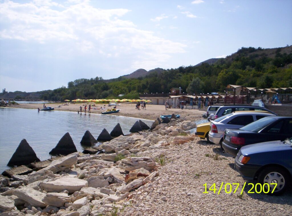 Плажът на село Топола